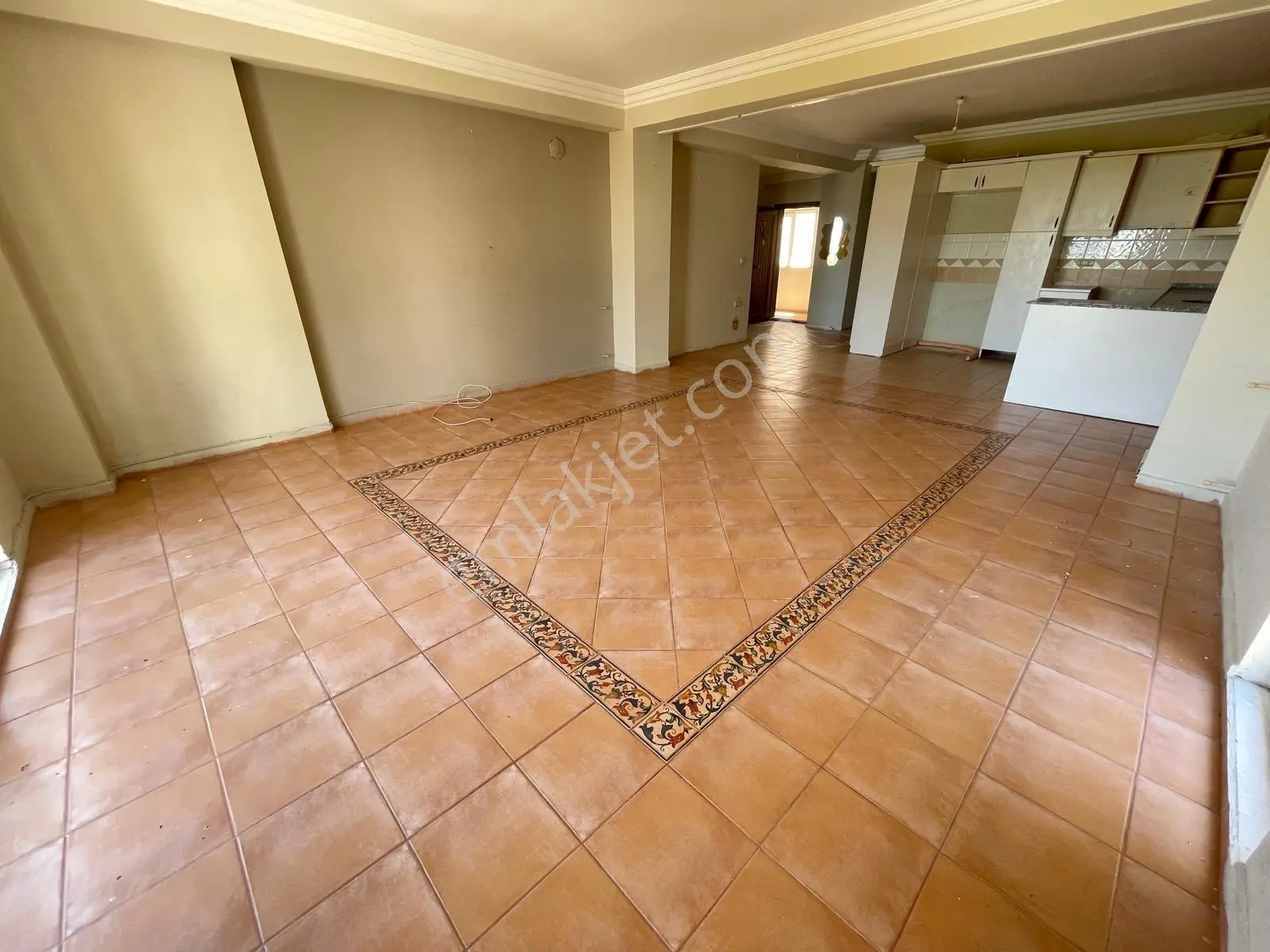 3+1 Havuzlu Sitede Dev Arsa Paylı Satılık Daire