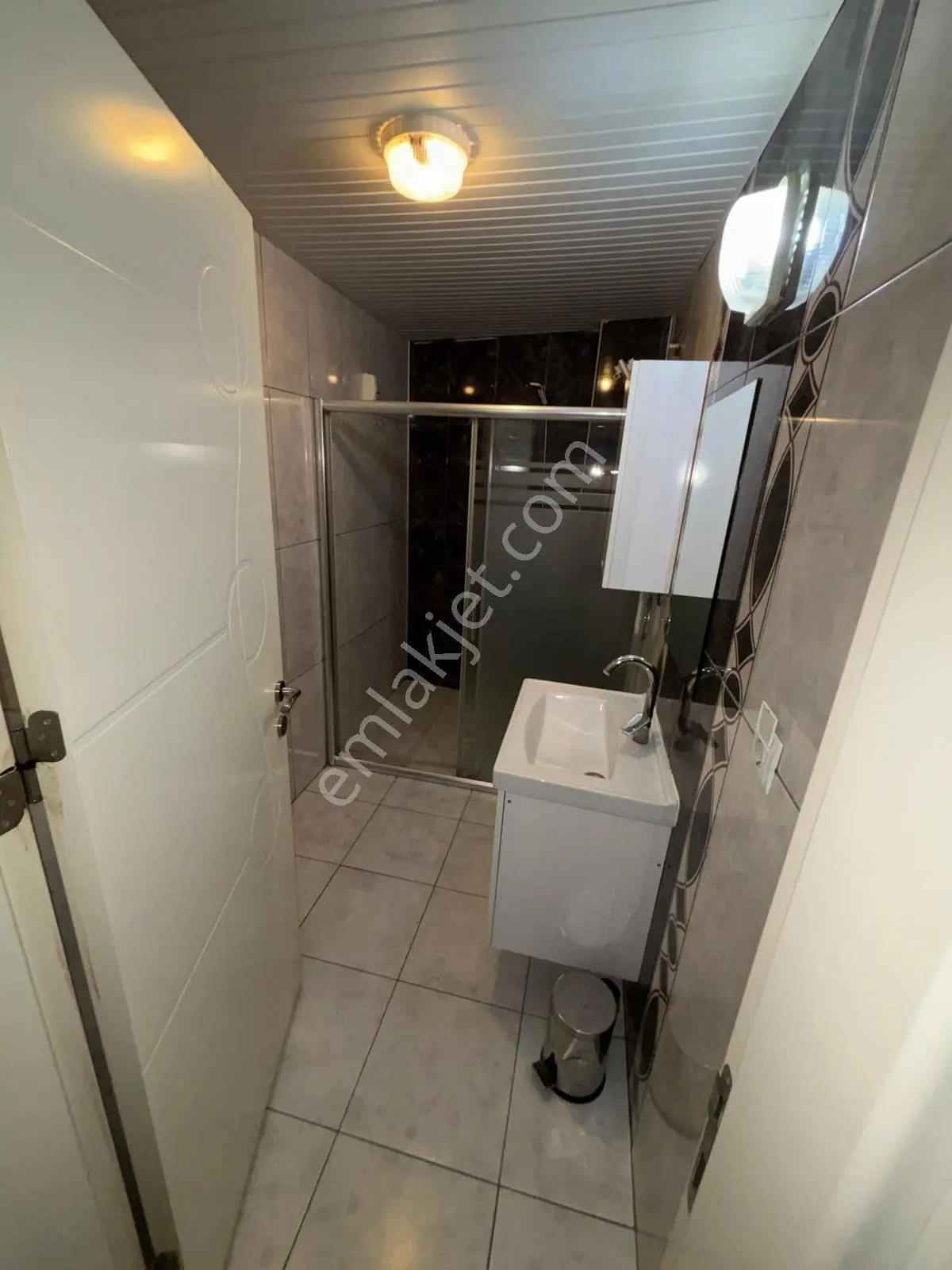Usta Gayrimenkul'den Kiralık Cadde Üzerinde 3+1 Temiz Daire - Görsel 2