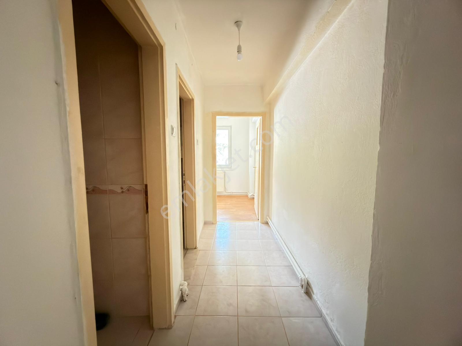 19 Mayıs'da Cadde Yakını Yüksek Giriş Balkonlu Geniş 2+1 Daire - Görsel 15