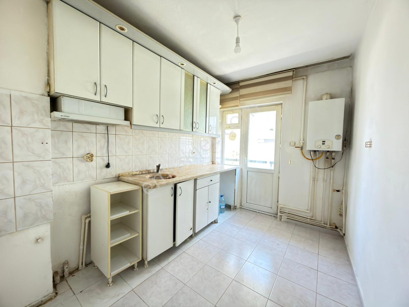 19 Mayıs'da Cadde Yakını Yüksek Giriş Balkonlu Geniş 2+1 Daire