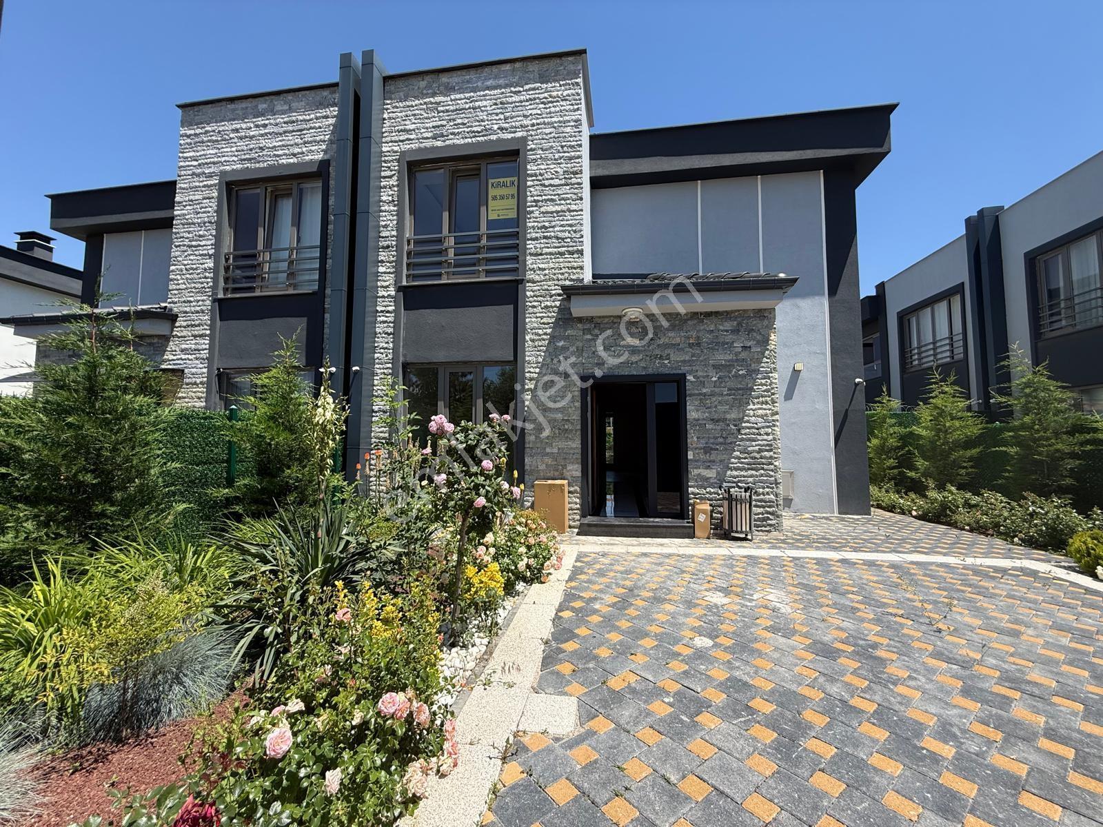 Meram Harmancık'ta Kiralık Bahçeli Lüks Villa