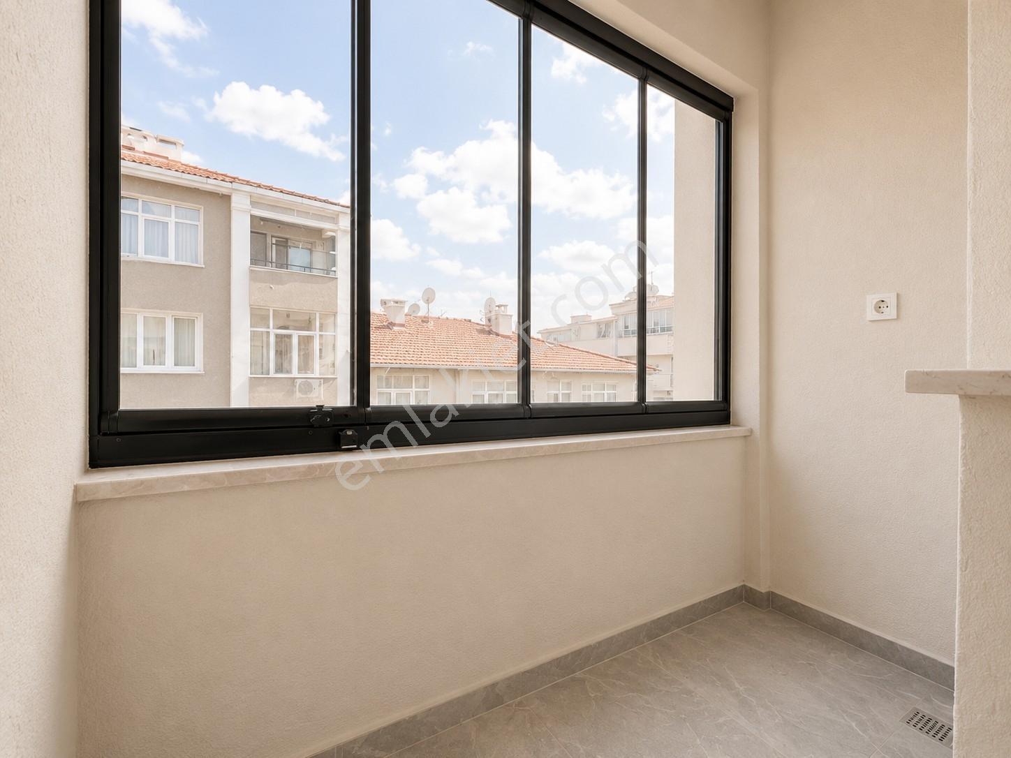 Cadde Yakını Merkezi Konumda Otoparklı 3+1 Sıfır Geniş Daire - Görsel 6