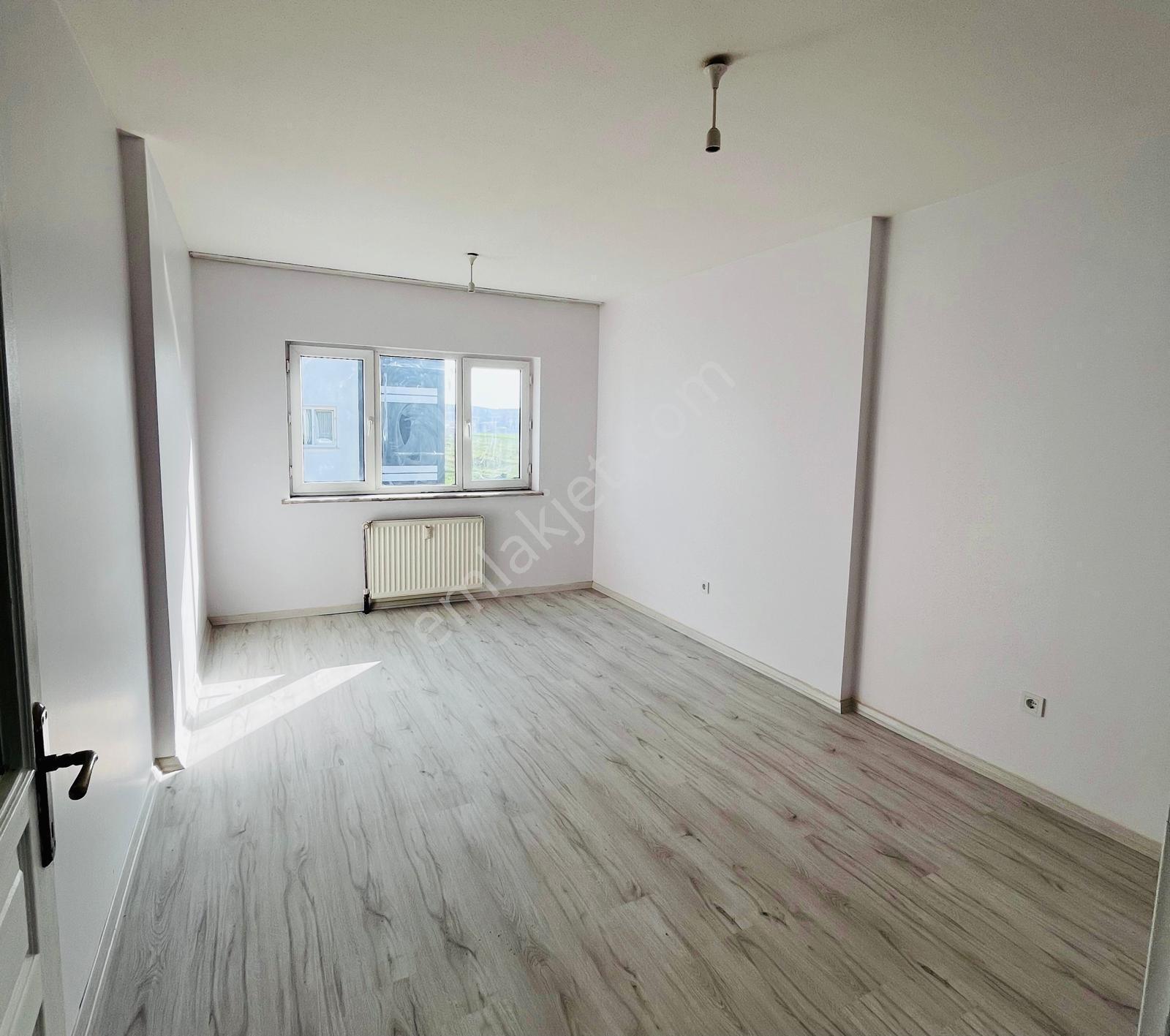 Cumhuriyet Mah Site İçerisinde Ferah Balkonlu Arakat 2+1 Daire
