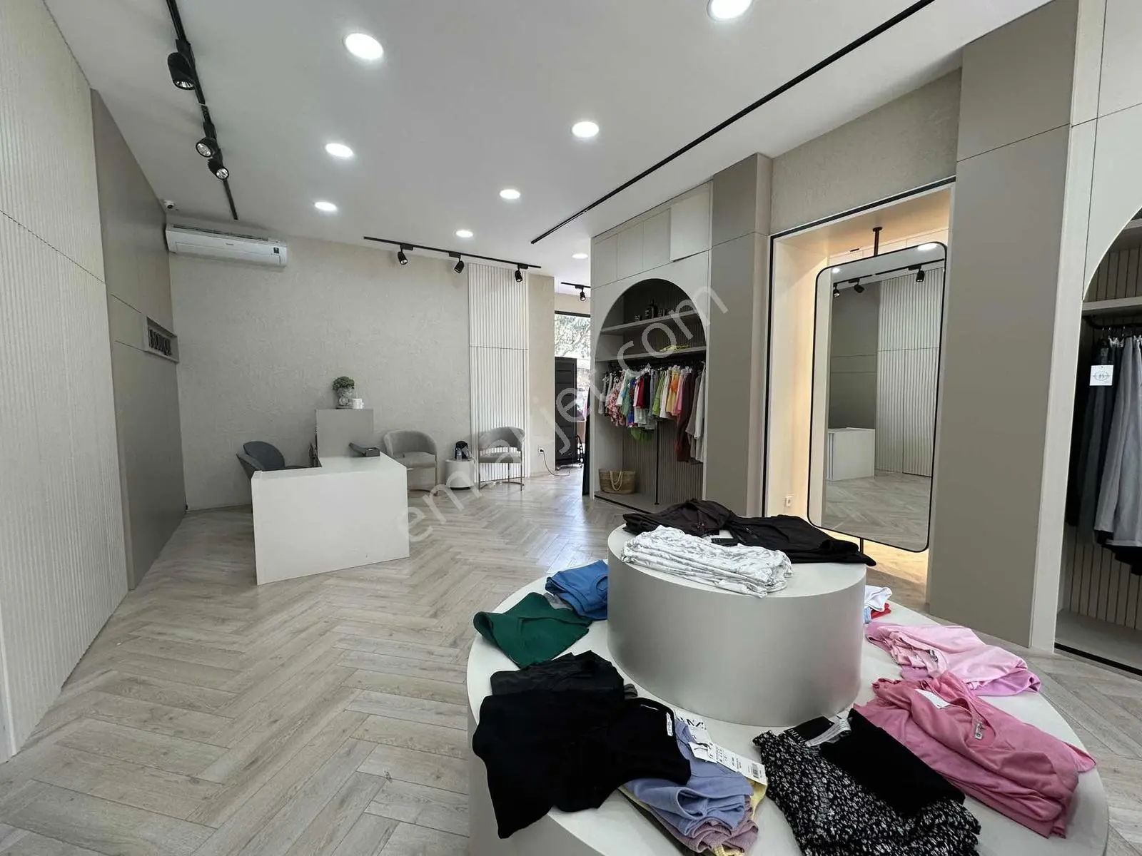 Cadde Üzeri Yeni Dekorasyonlu Devren Kiralık Mağaza - Görsel 2