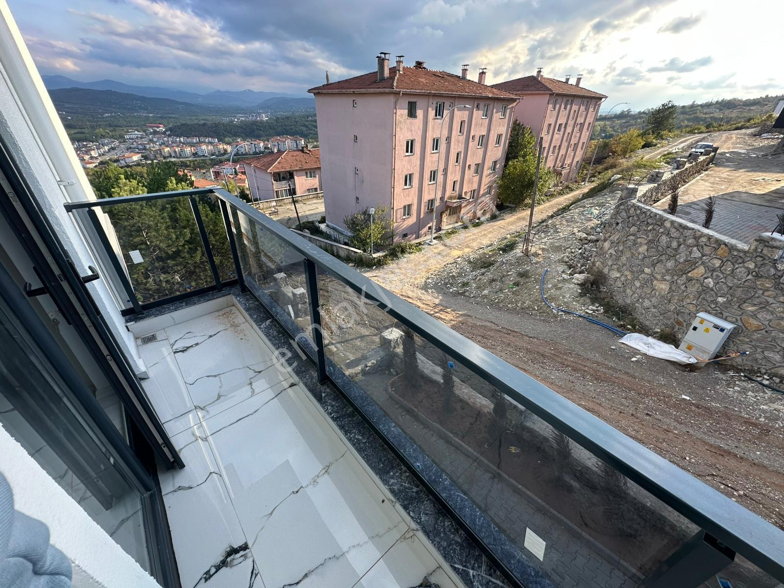 Bilgni Emlaktan Merkezi Konumda Şehir Manzaralı Sıfır 2+1 Kiralık Daire - Görsel 14