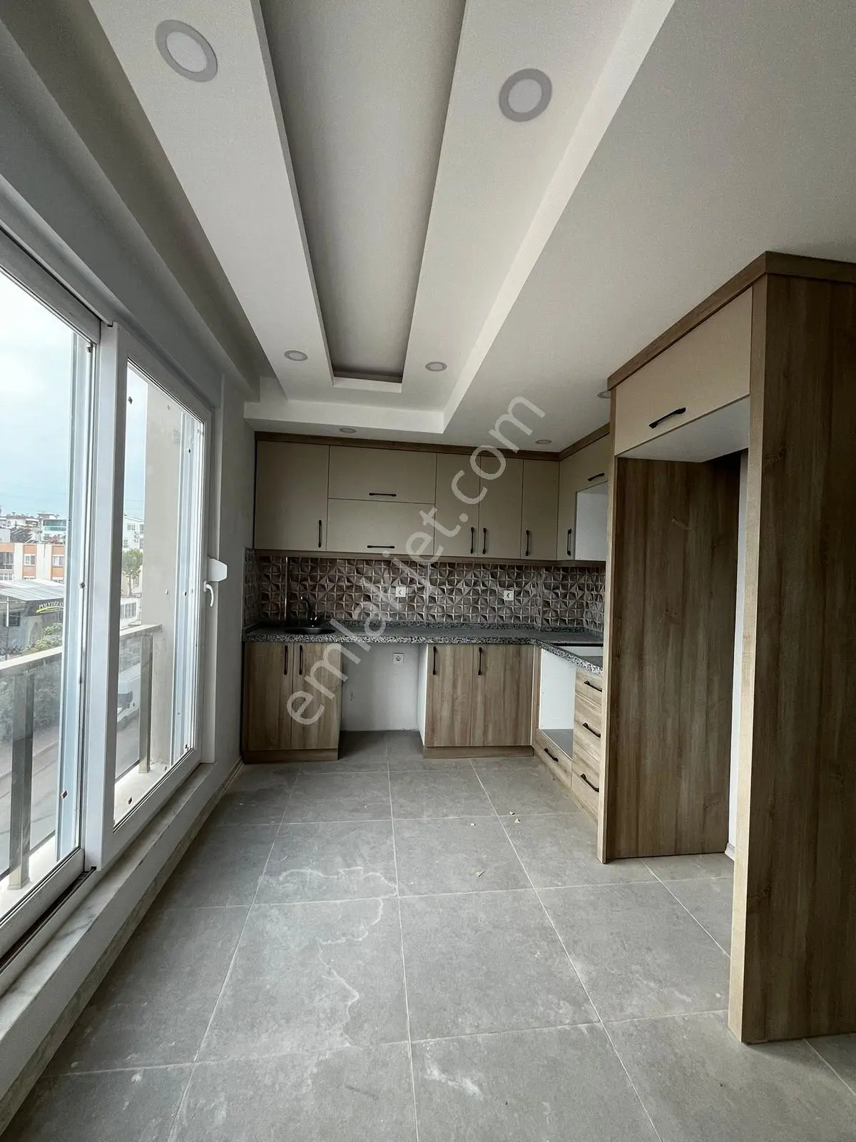 Tramva'a Adım Mesafede Katta Geniş Ve Ferah 2+1 100 M2 Satılık - Görsel 3