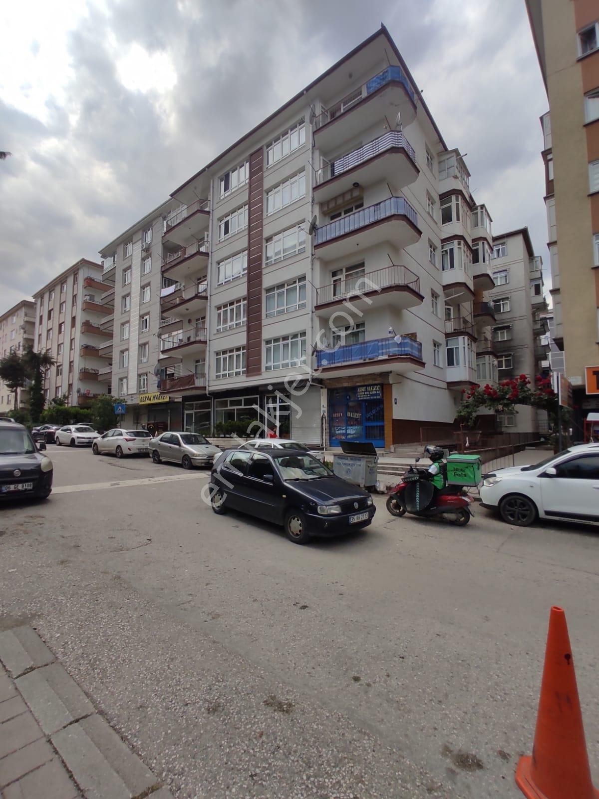 Hastane Metroya Çok Yakın Ara Kat Eşyalı 3+1 Kiralık Daire