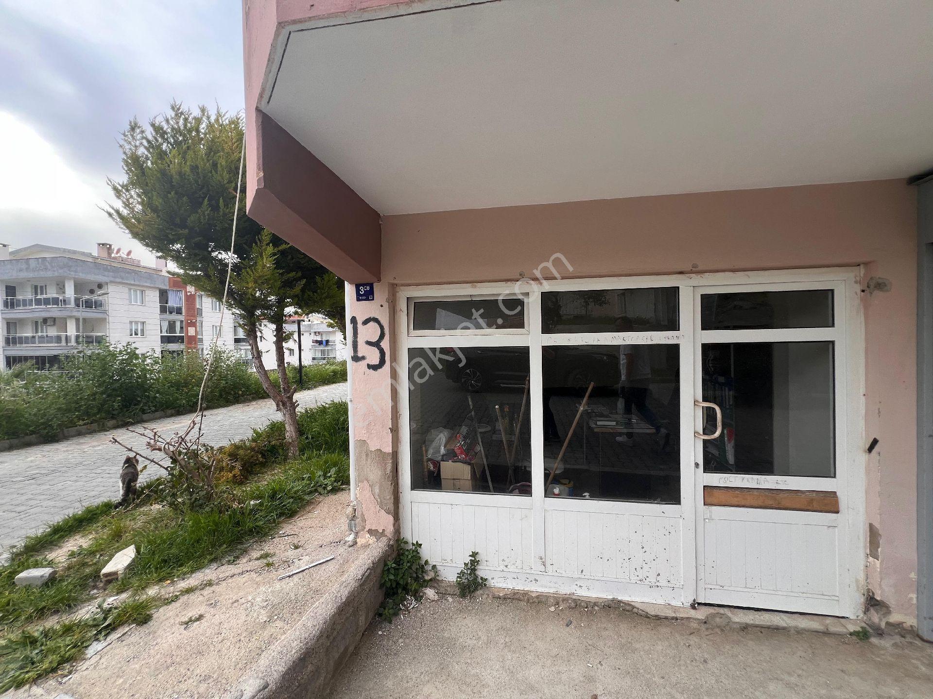 Kuşadası'nda 230 Daireli Sitede Satılık Dükkan