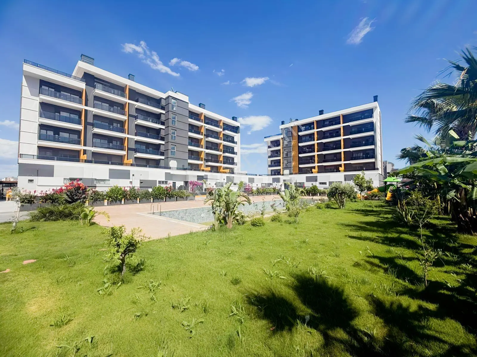 Altıntaş'ta Havuzlu Site İçinde Arakat 1+1 Kiralık Daire