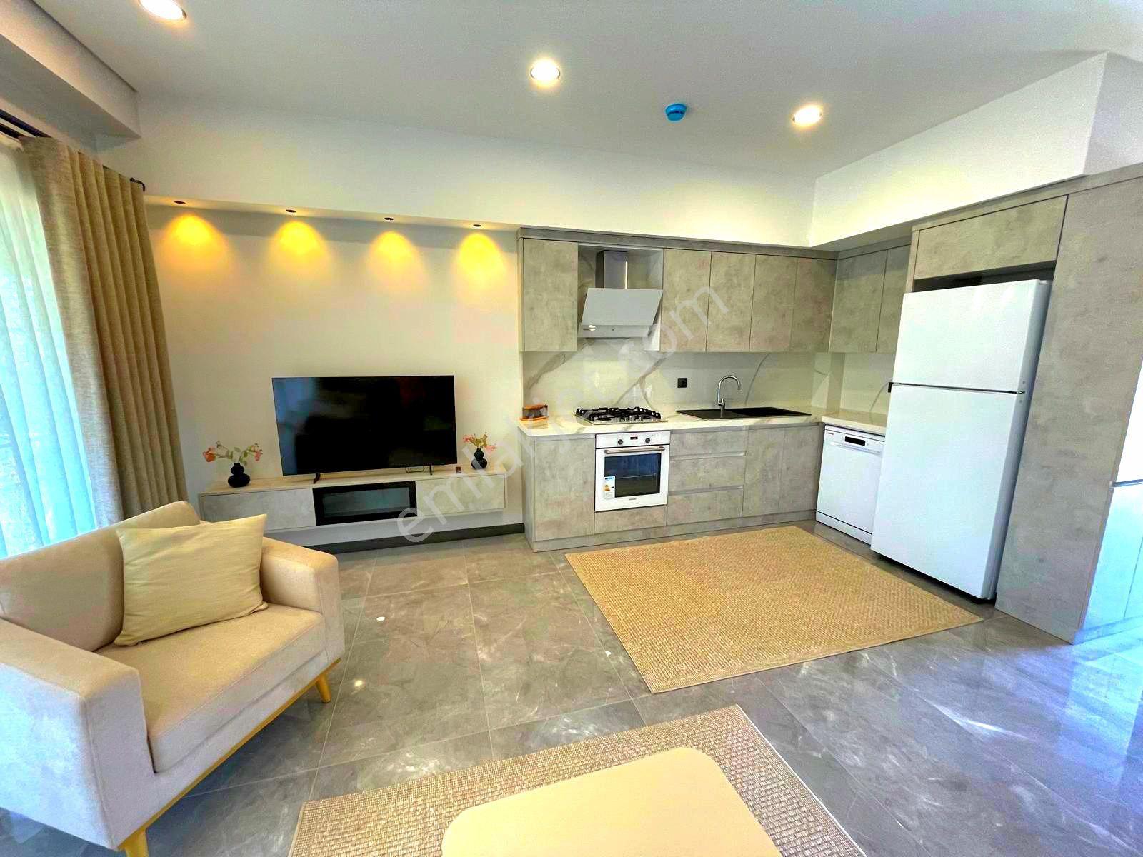 Kuşadasında Havuzlu Sitede Bahçeli Sıfır Villa - Görsel 15