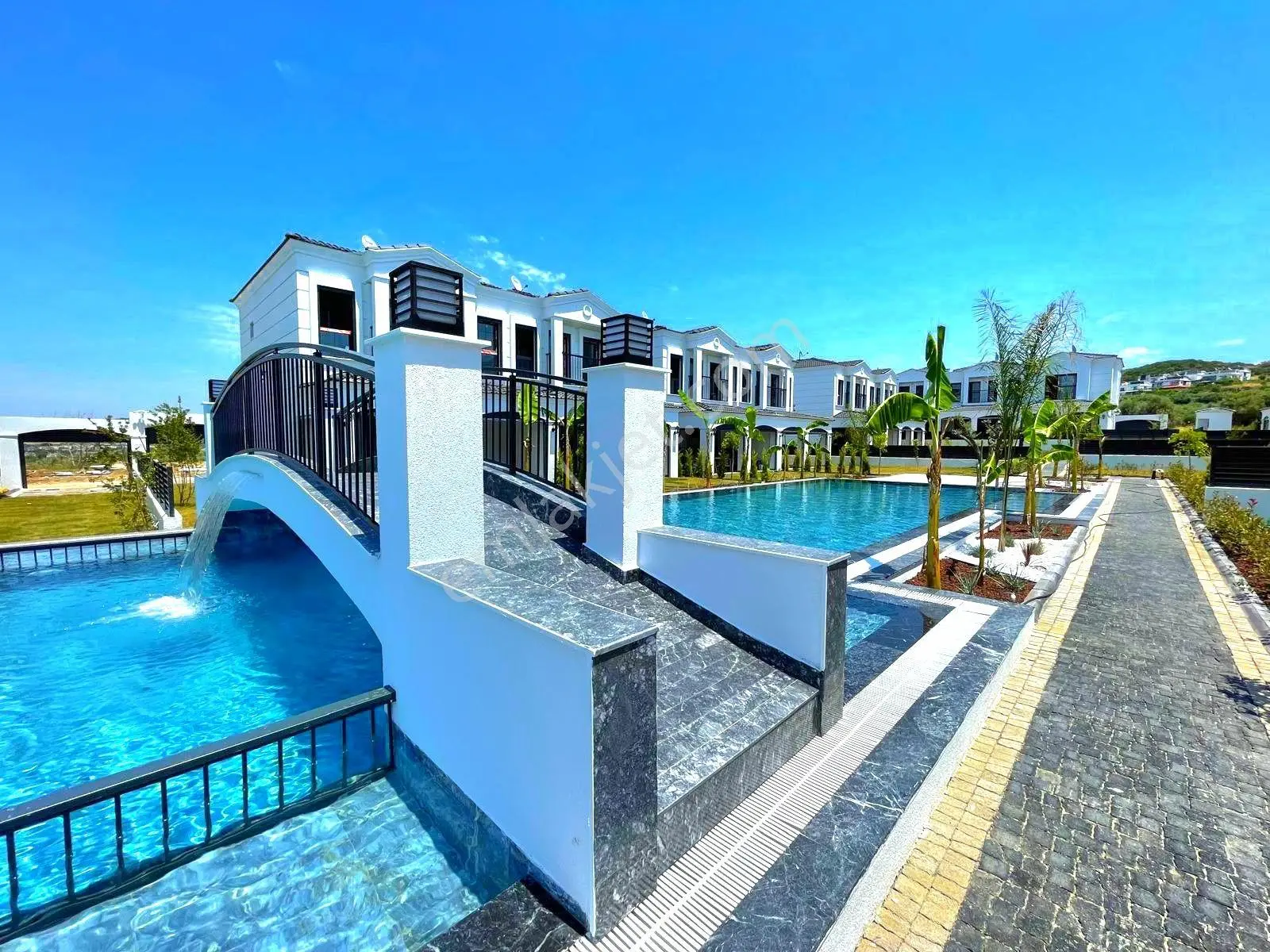 Kuşadasında Havuzlu Sitede Bahçeli Sıfır Villa - Görsel 4