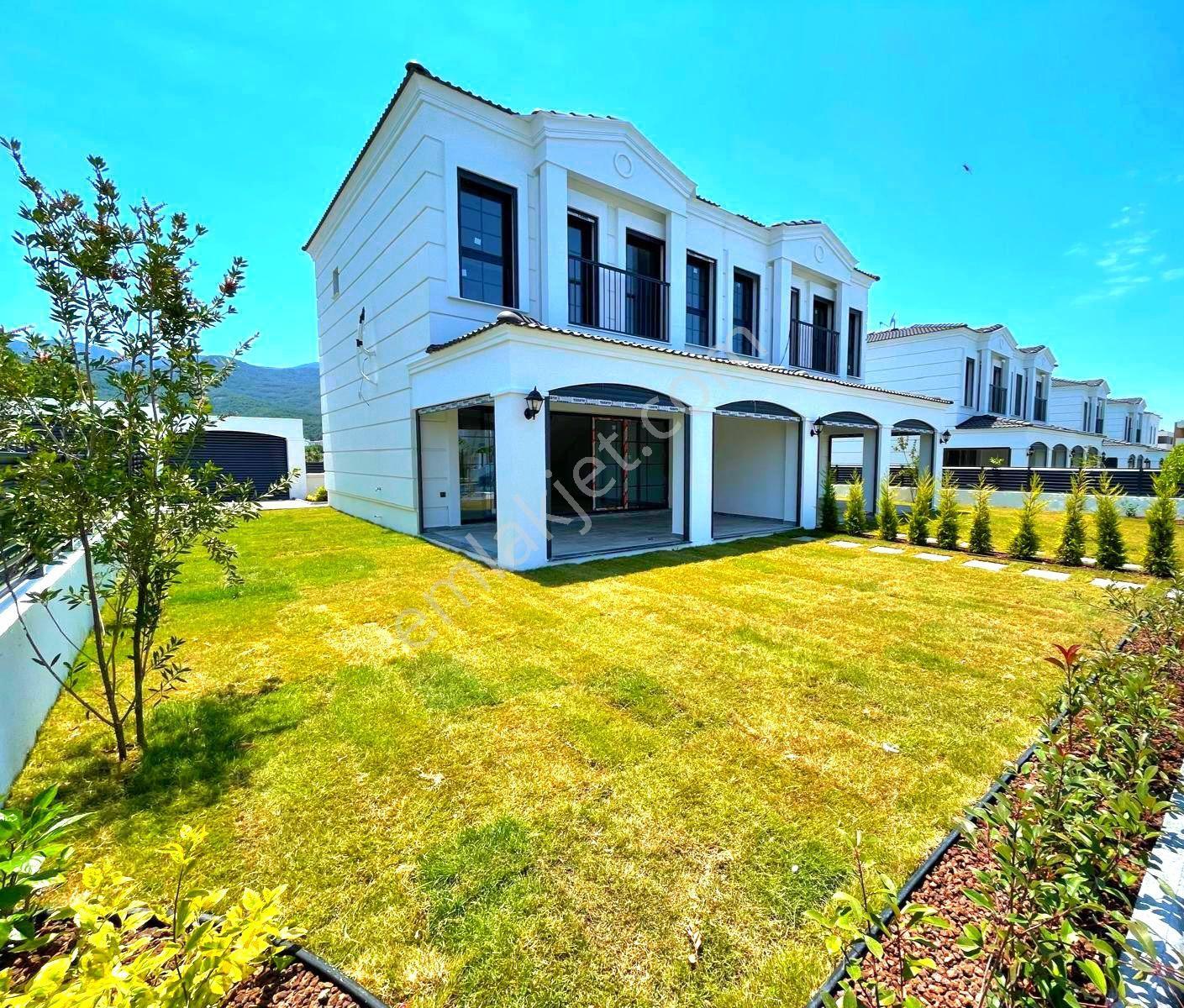 Kuşadasında Havuzlu Sitede Bahçeli Sıfır Villa - Görsel 8
