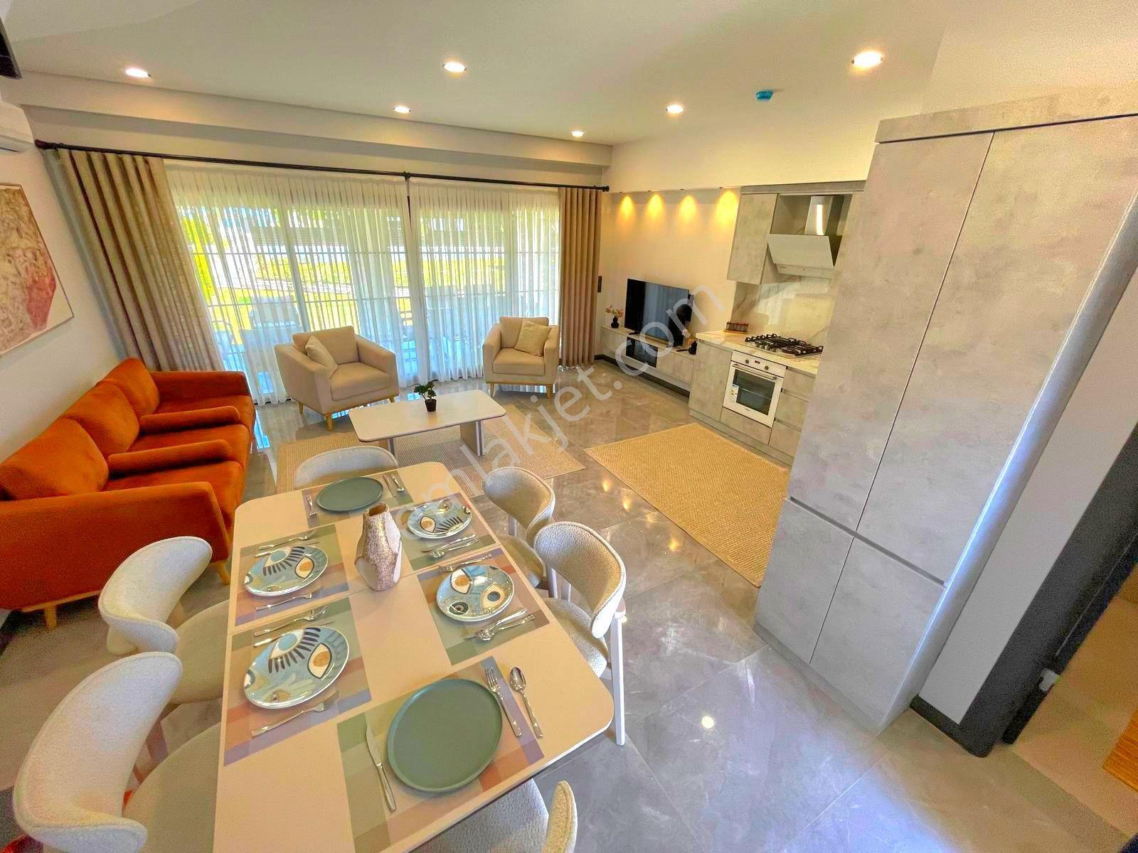 Kuşadasında Havuzlu Sitede Bahçeli Sıfır Villa - Görsel 24