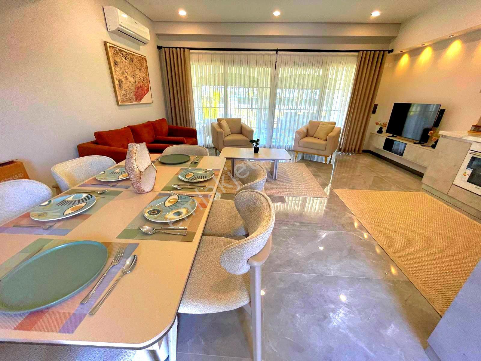 Kuşadasında Havuzlu Sitede Bahçeli Sıfır Villa - Görsel 14