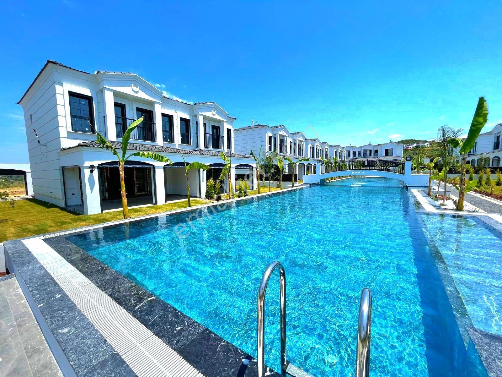 Kuşadasında Havuzlu Sitede Bahçeli Sıfır Villa - Görsel 12