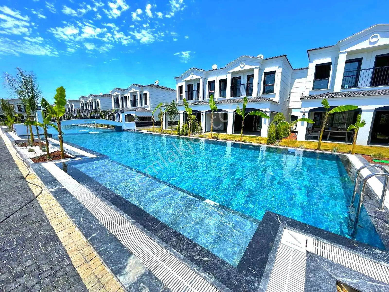 Kuşadasında Havuzlu Sitede Bahçeli Sıfır Villa - Görsel 2