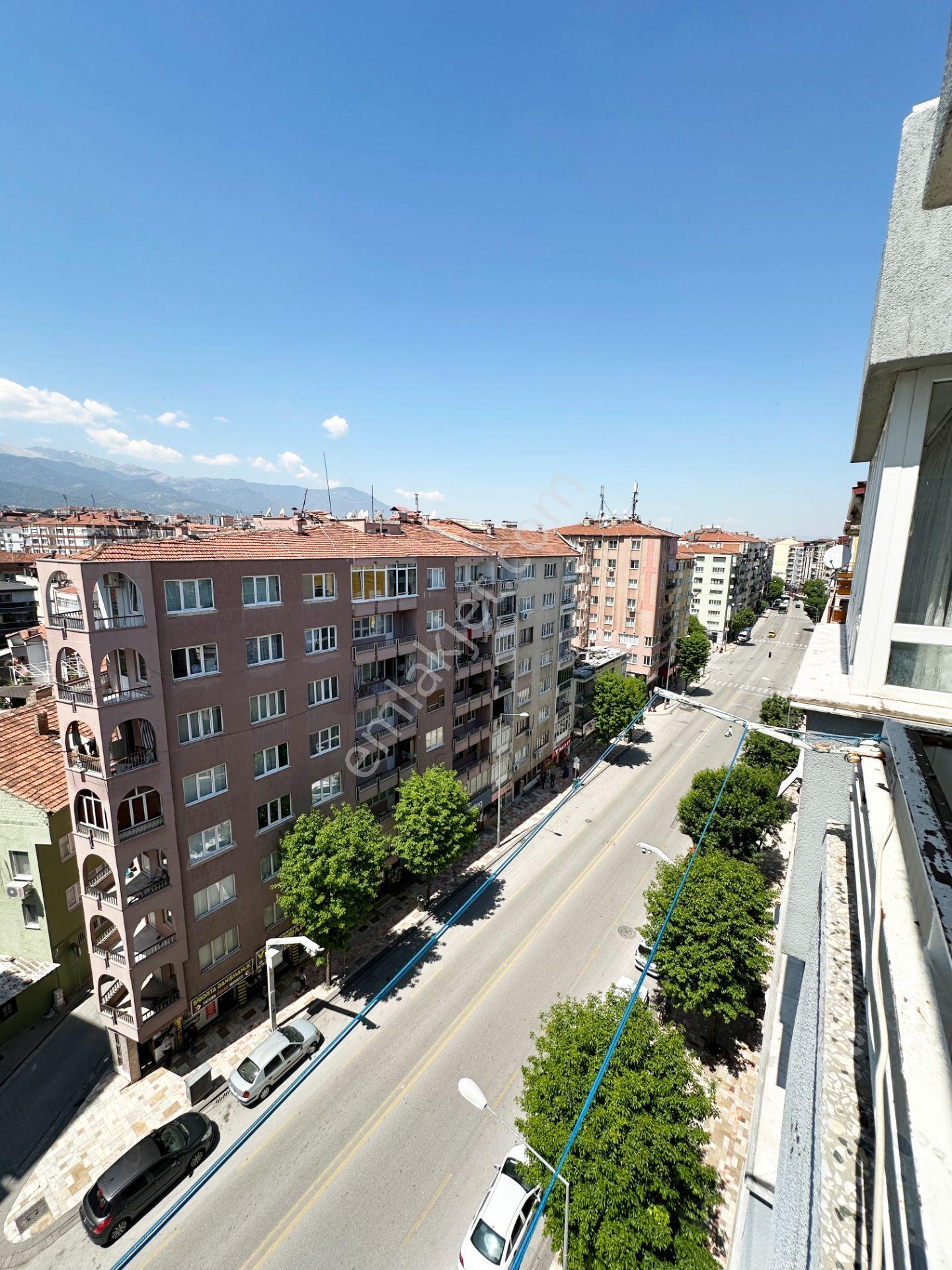 Denizli İstiklal Caddesi'nde Balkonlu Asansörlü 3+1 Eşyalı Daire - Görsel 24