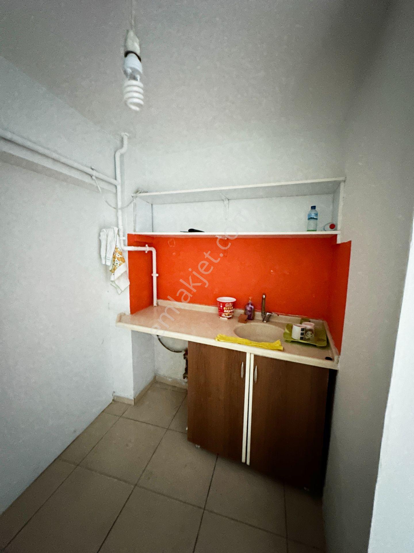 Değirmenönü'nde Cadde Üstü Köşe Başı Depolu Kiralık İşyeri - Görsel 12