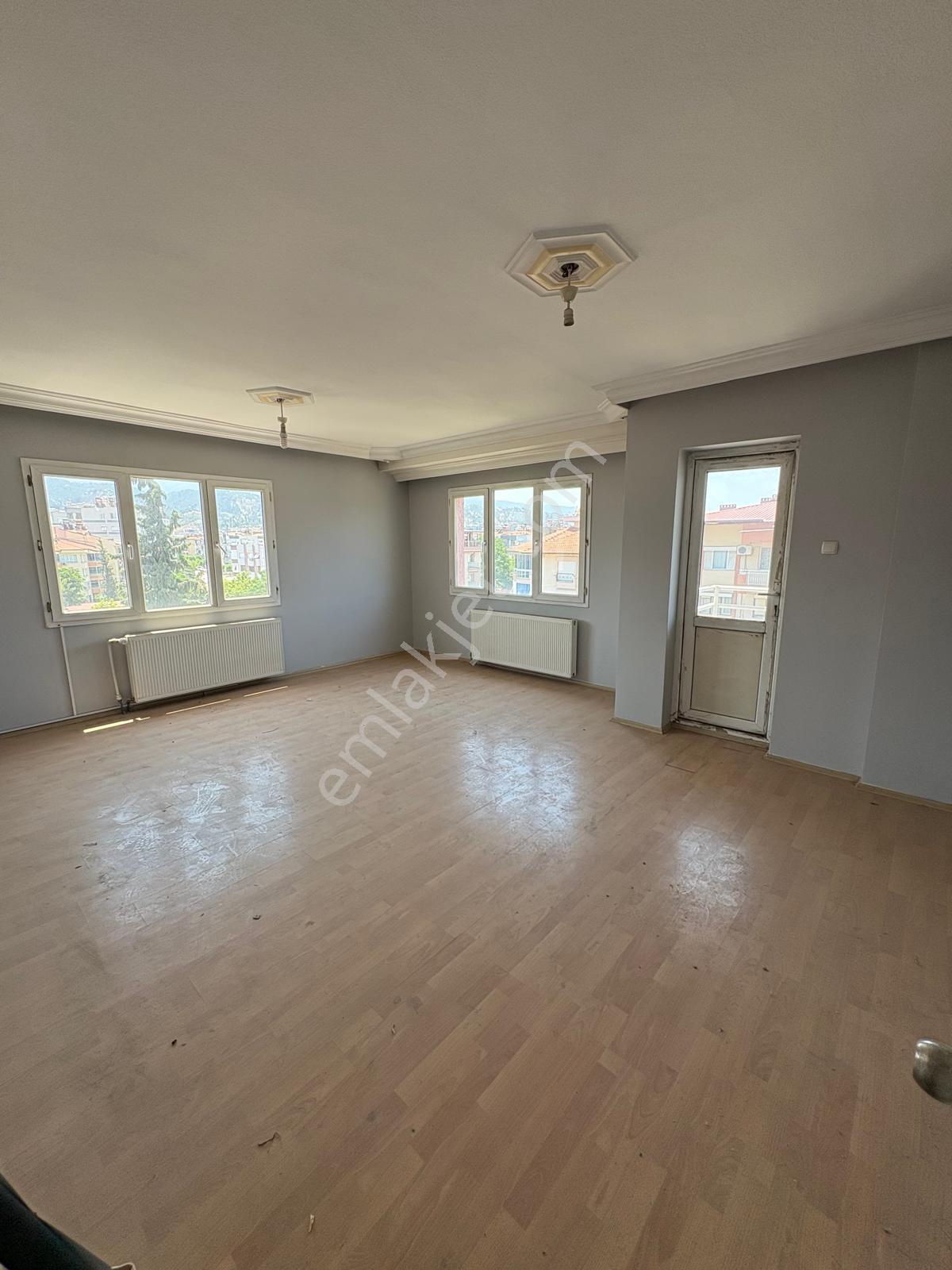 🏡 Salihli Erdem Emlak’tan Cumhuriyet Mahallesi’nde Satılık Geniş Ve Ferah 3+1 Daire! 🏡