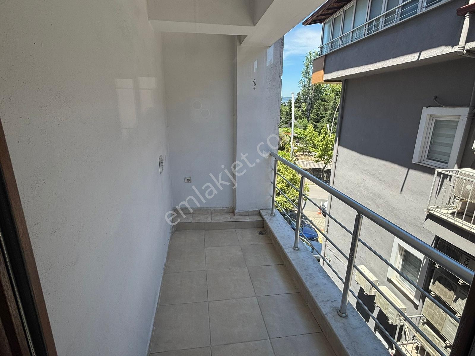 Gölcük Merkez Manzaralı Grniş 3+1 Teraslı Daire - Görsel 9