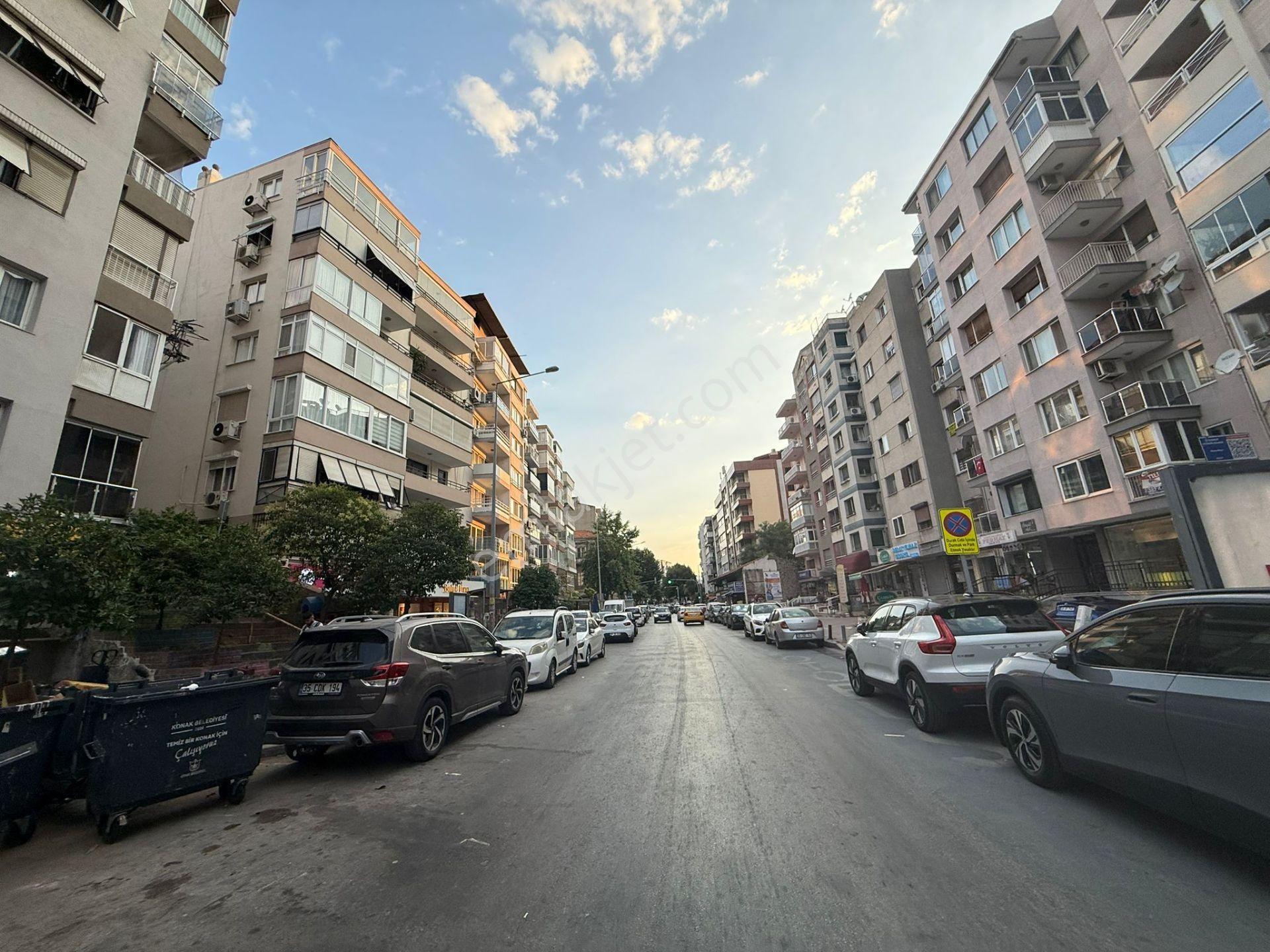 Mithatpaşa Caddesinde Satılık Dükkan Mağaza