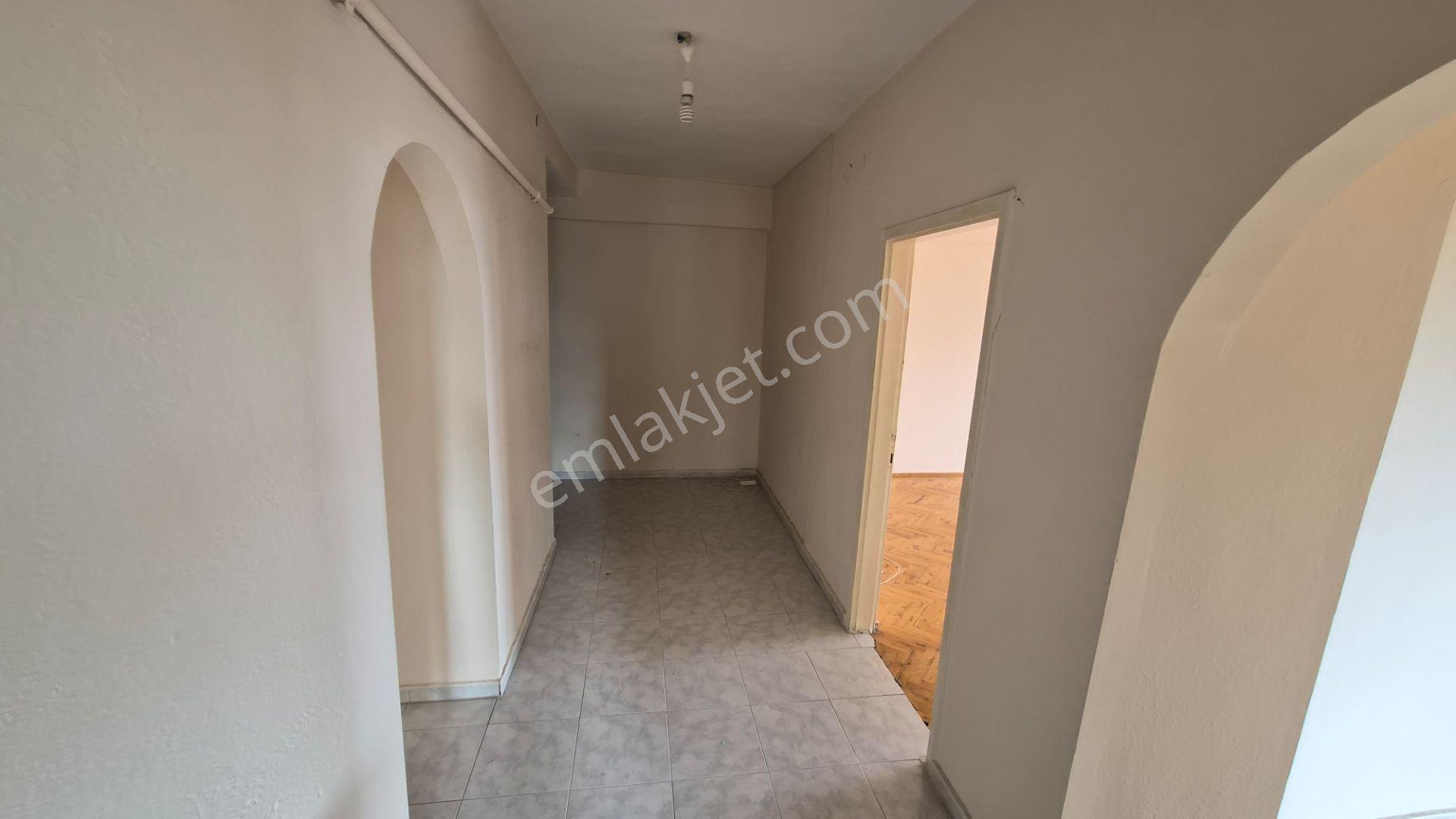 Abidin Paşada Bağımsız Salon 2. Katta 3+1 Yapılı Kiralık Daire - Görsel 4