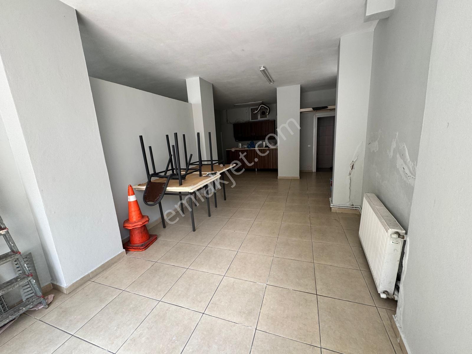Hamidiye Mah. Ferman Cad. 100 M2 Satılık Giriş Dükkan