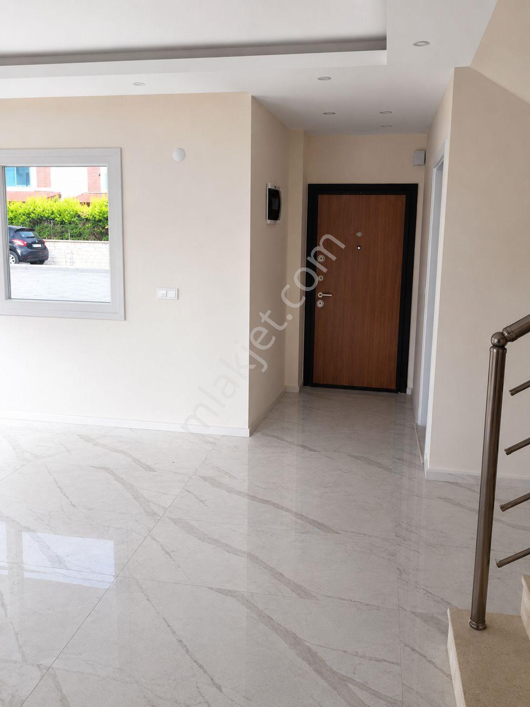 Havuzlu Prestijli Sitede 3+1 Villa - Görsel 27
