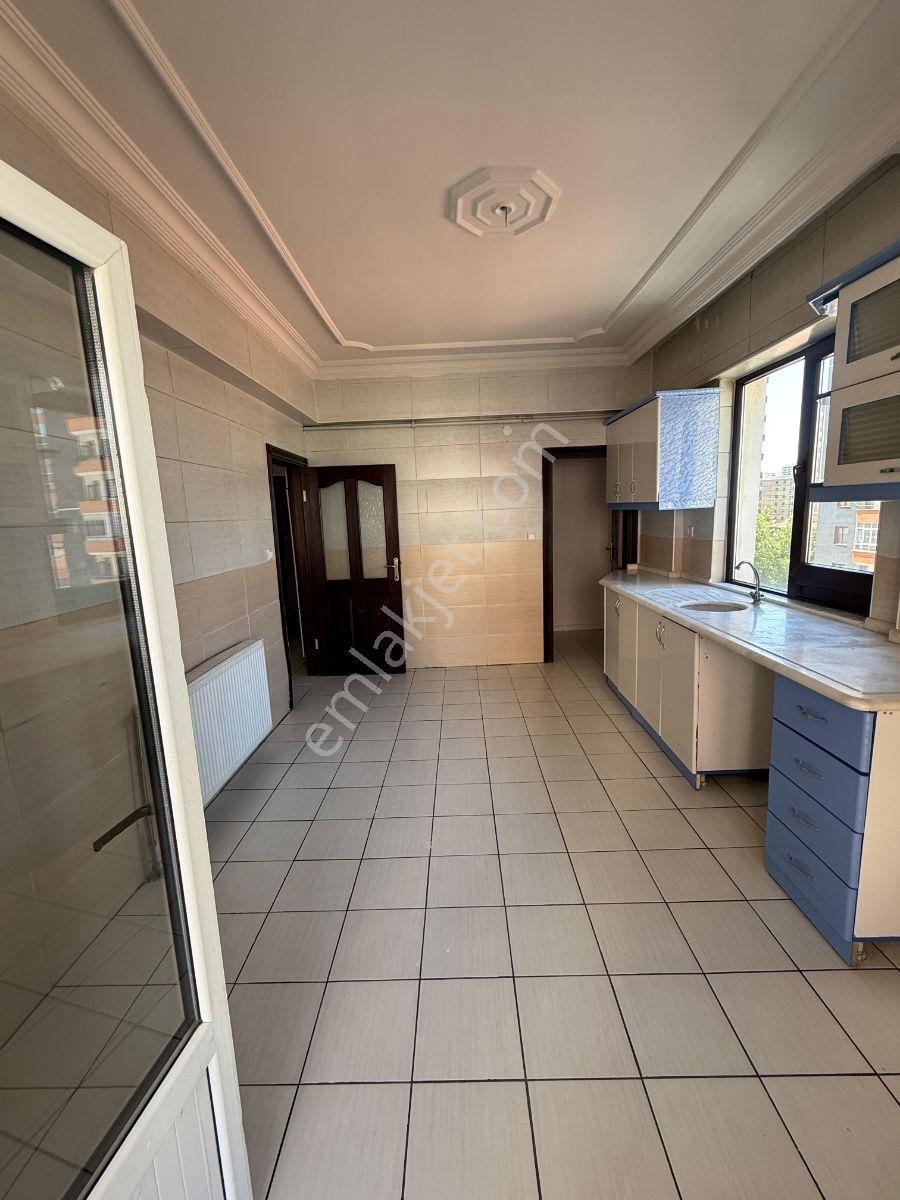 Gültepe'de Kombili 3+1 4 Cepheli Geniş Otoparklı Bakımlı Daire - Görsel 23