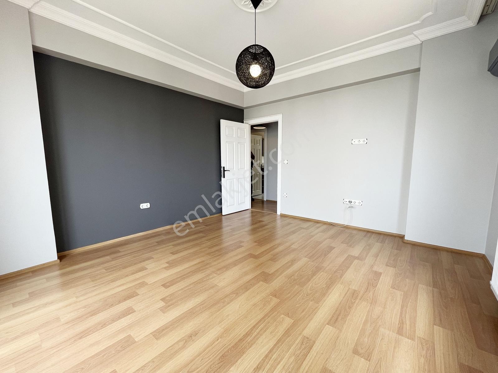 Satılık 2,5+1 Daire - 3. Kat - Kurtköy Merkez - Köşklü Sitesi