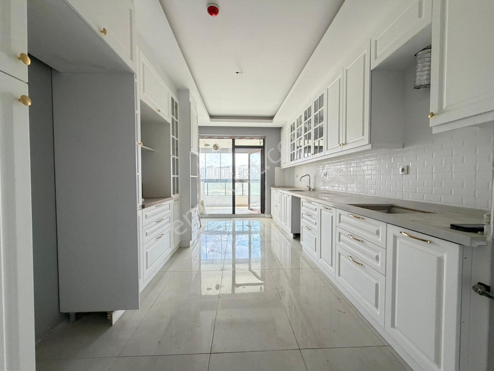 Rota'dan Çift Bloklu Sitede 4.kat Eksiksiz Lüx Yapı 4+1 0 Daire