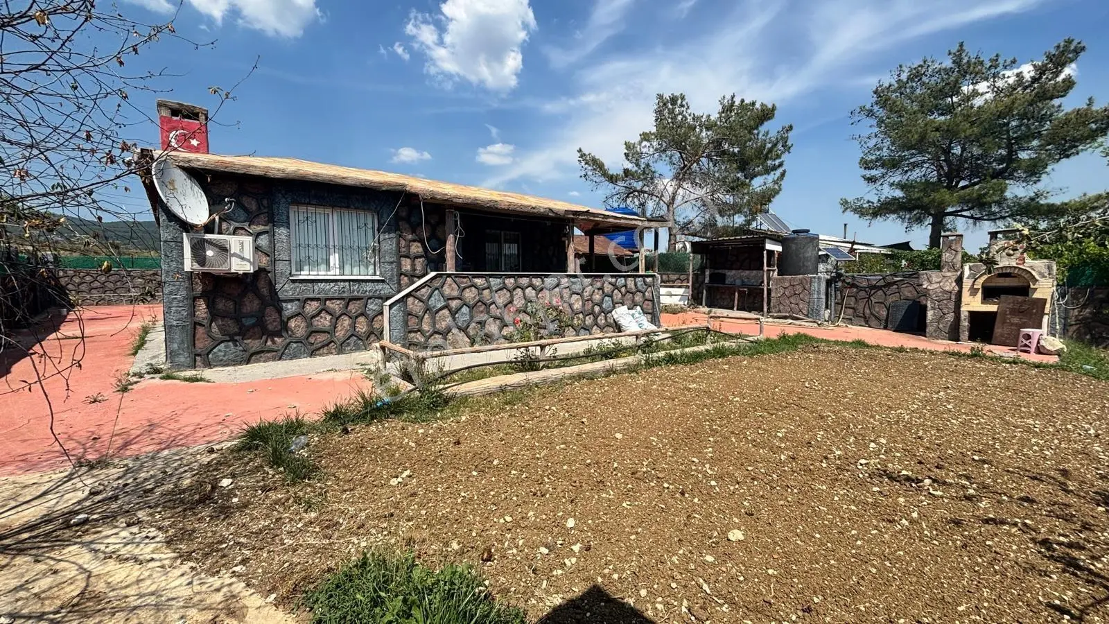 Bornova Yakaköy De 1471 M2 İçinde Müstakil Yaşam