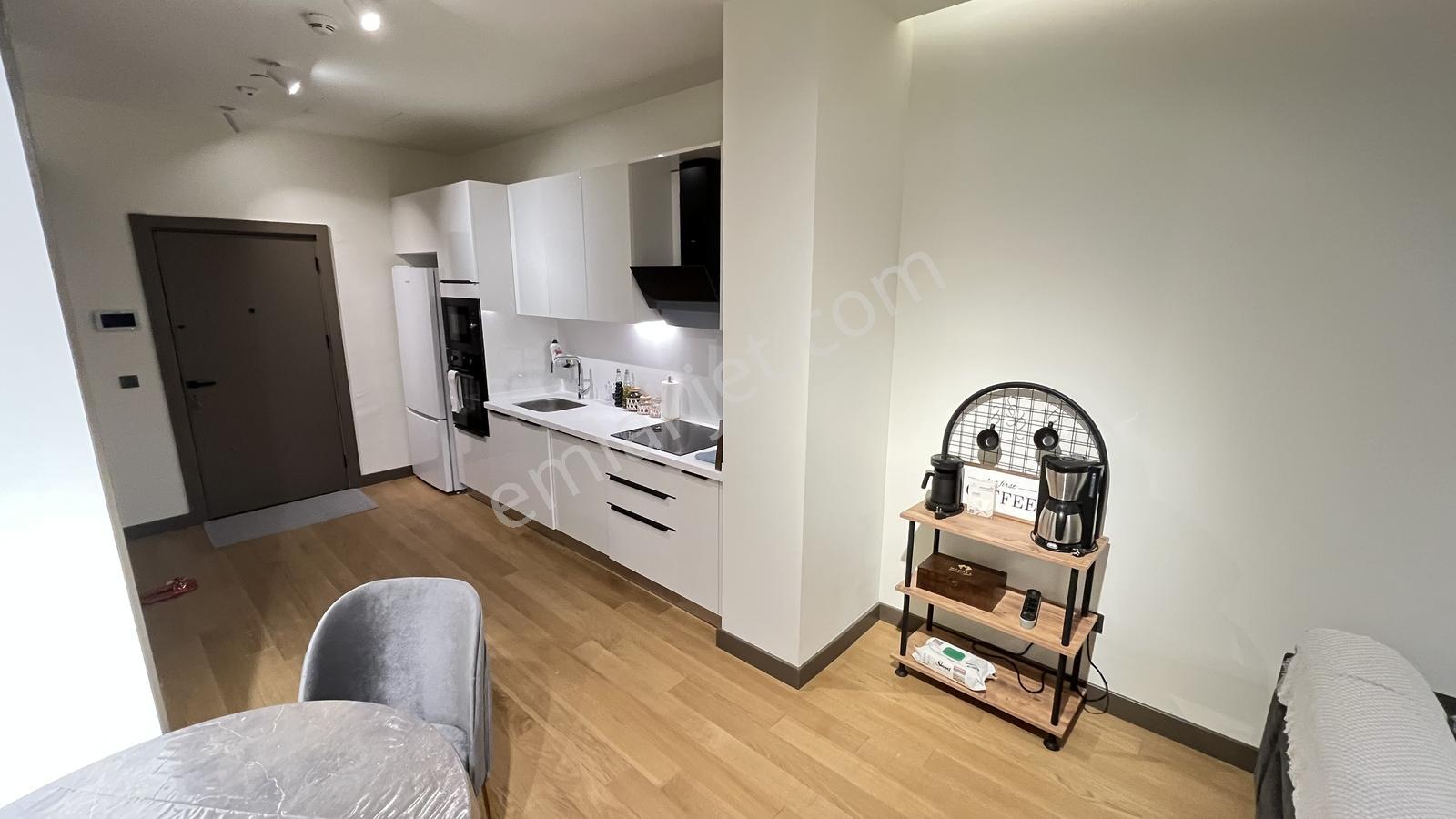 İzmirin En Güzel Gece Mazarasında Kiralık 1+1 Mobilyalı Daire - Görsel 23