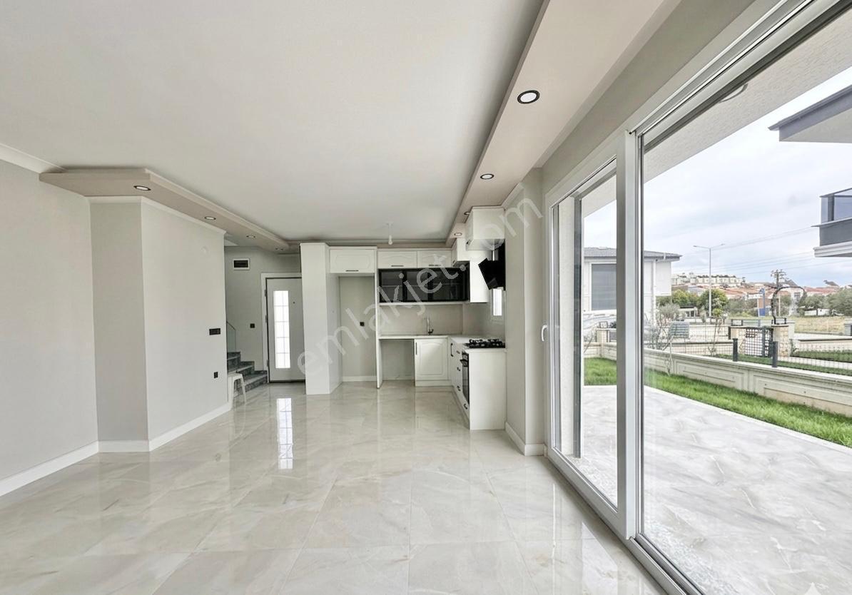 ꧁ay Emlaktan꧂denize Sadece 50 Mt Yüzme Havuzlu Geniş Bahçeli Satılık 3+1 Villa - Görsel 3