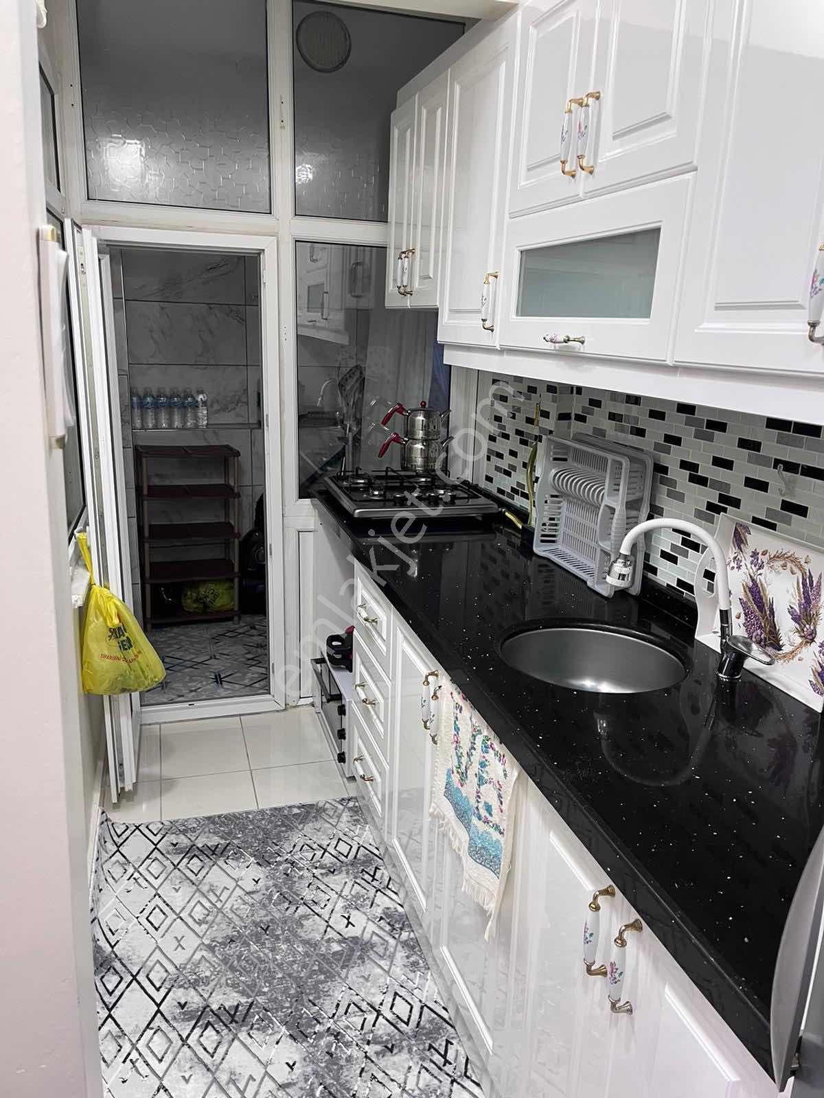 Sümbülefendi Hacıkadın Cd No.110 2+1 75m2 Yüksek Giriş Kiracılı - Görsel 12
