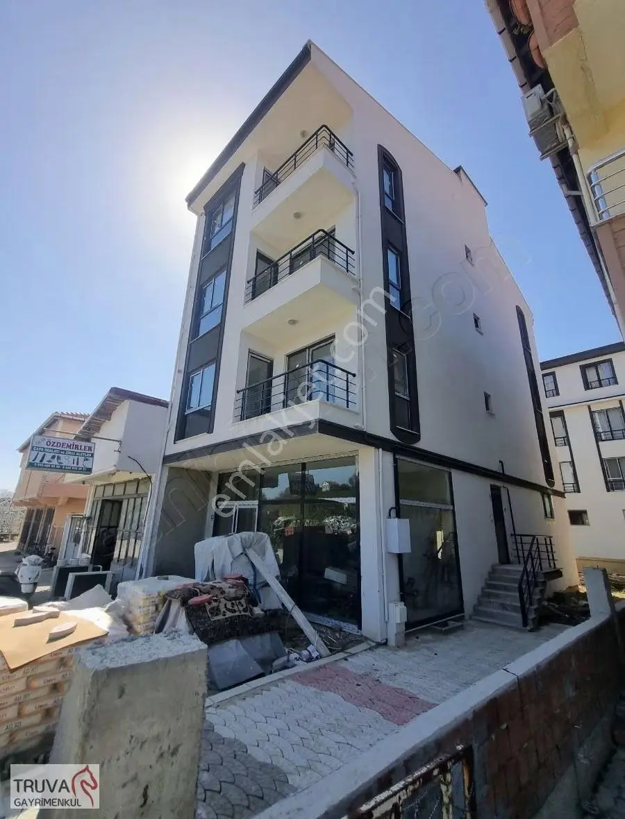 Truva Gayrimenkulden Şarköy Merkez1+1 Asansörlü Kombili Balkonlu