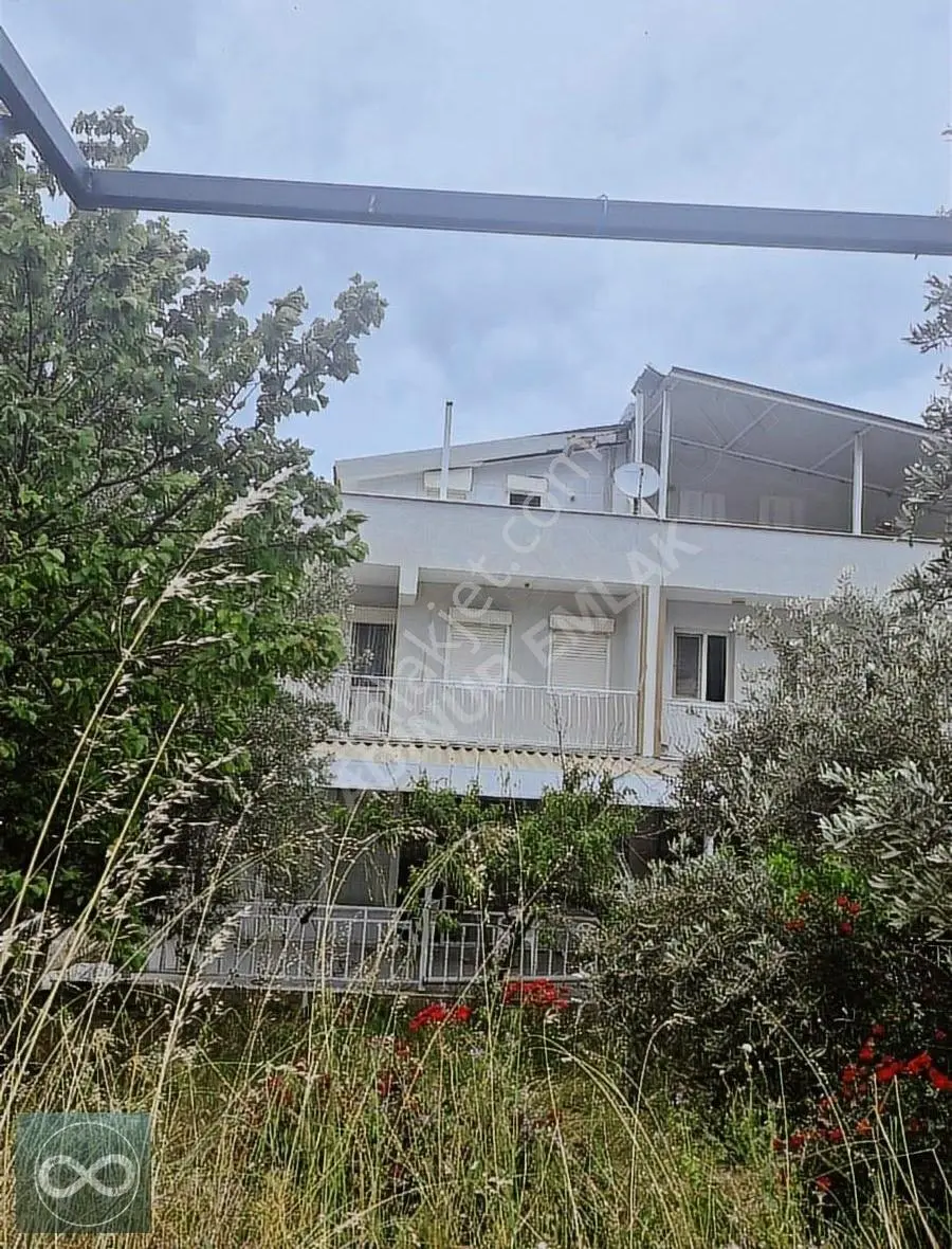 Kuşadası Guzelcamlida Geniş Bahçeli Villa