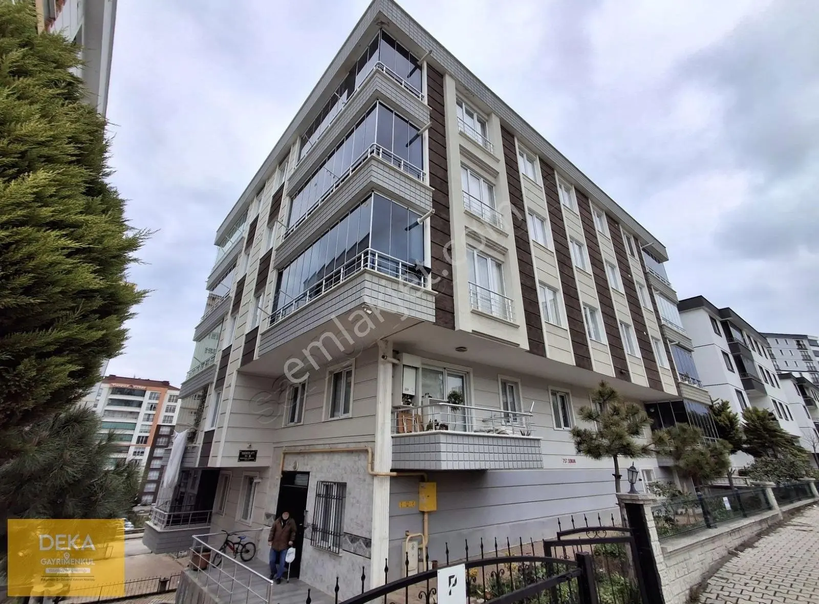 Deka Gayrimenkul'den Bornova Caddesinde Eşyalı Kiralık 2+1 Daire