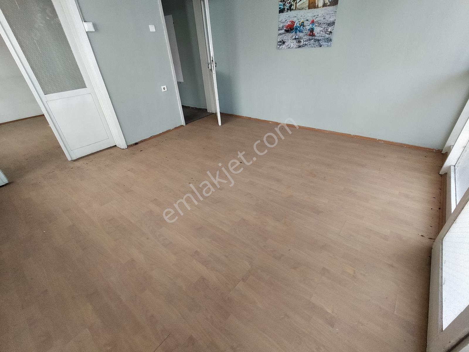 15 Mayısta Çınara Yakın 120m2 3+1 Sobalı Kiralık Daire - Görsel 4