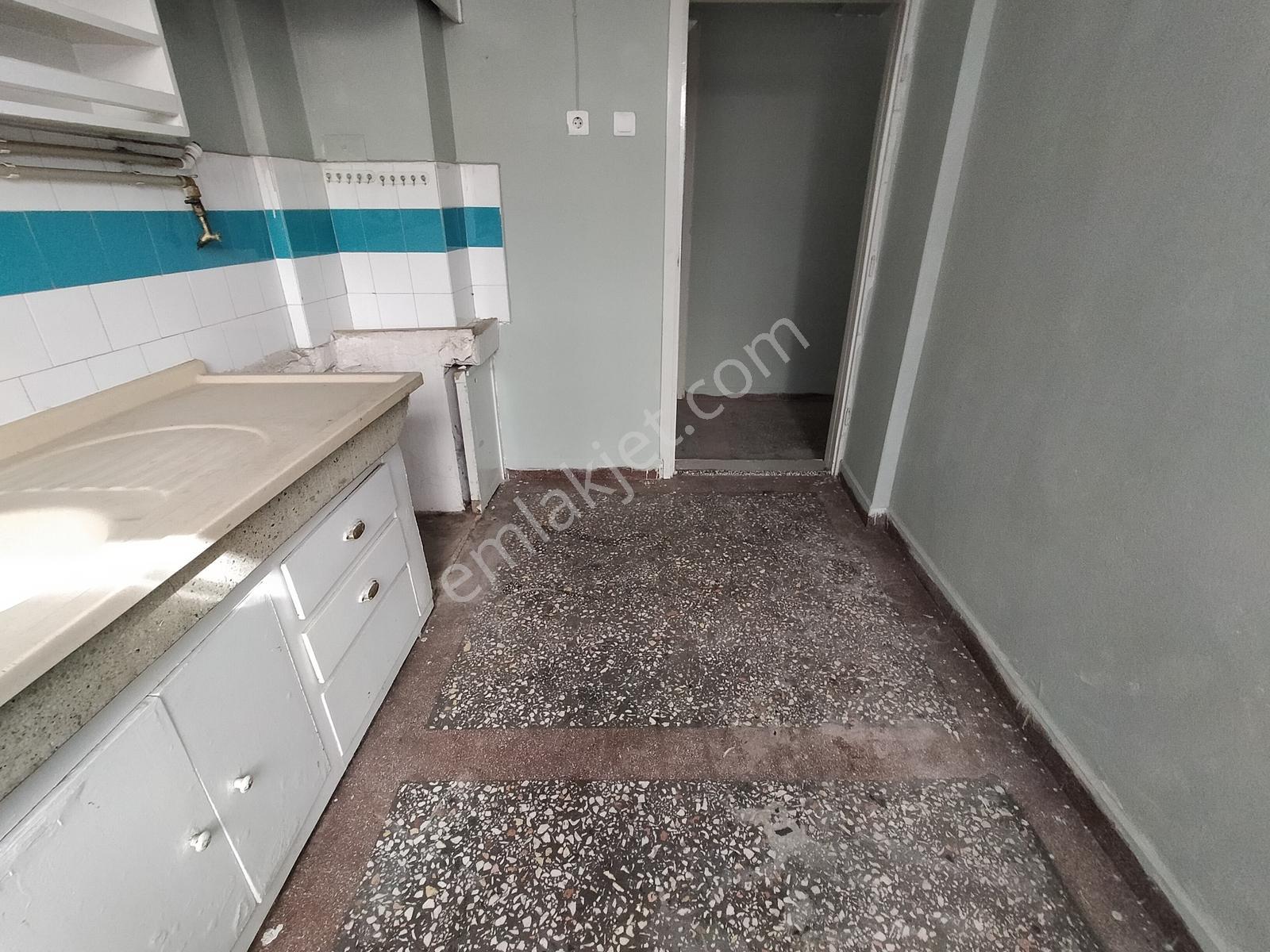 15 Mayısta Çınara Yakın 120m2 3+1 Sobalı Kiralık Daire - Görsel 2