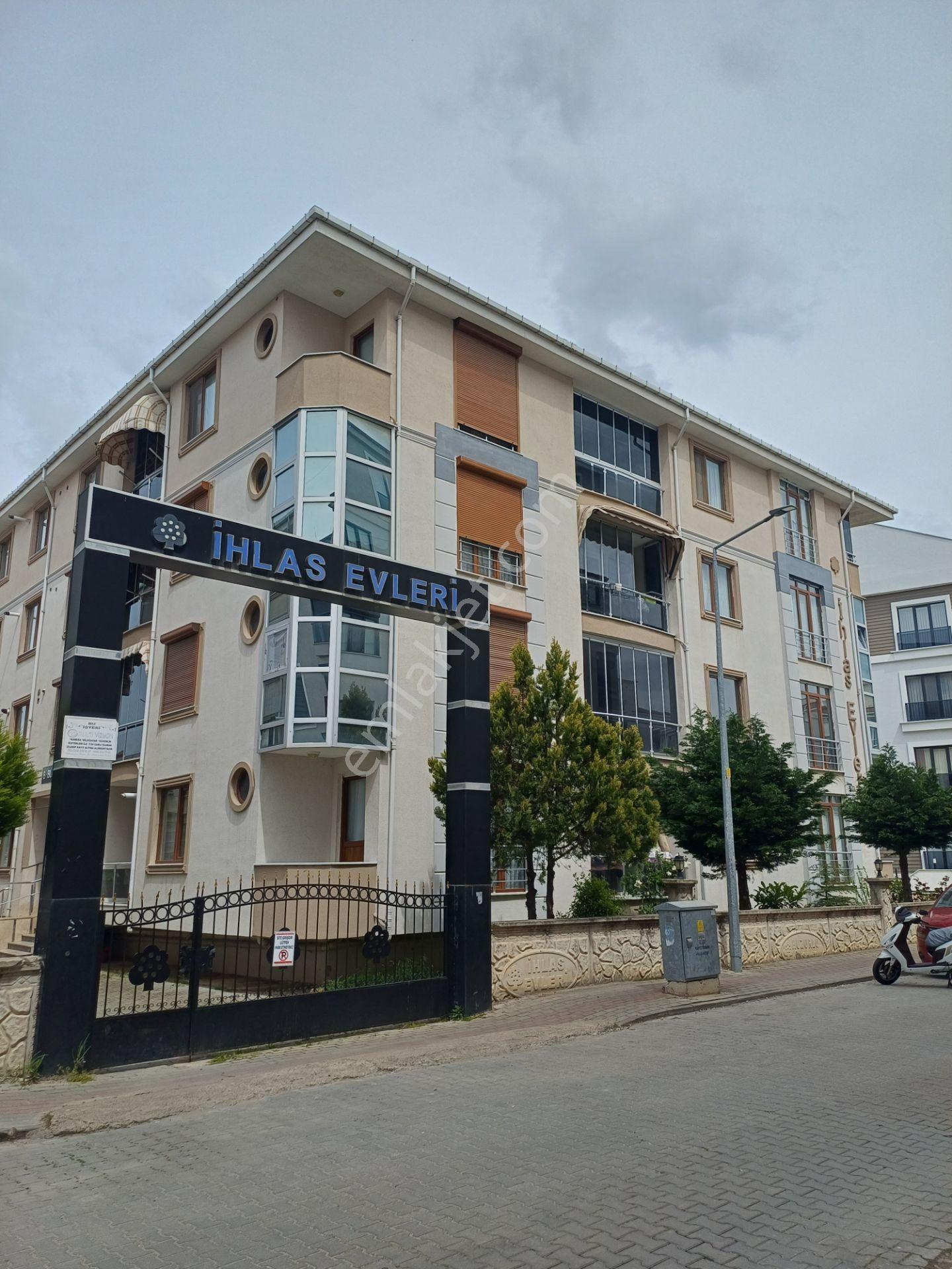 İstasyon Mahallesi İhlas Evlerinde 2 Kat 3+1 Daire Kıralıktır