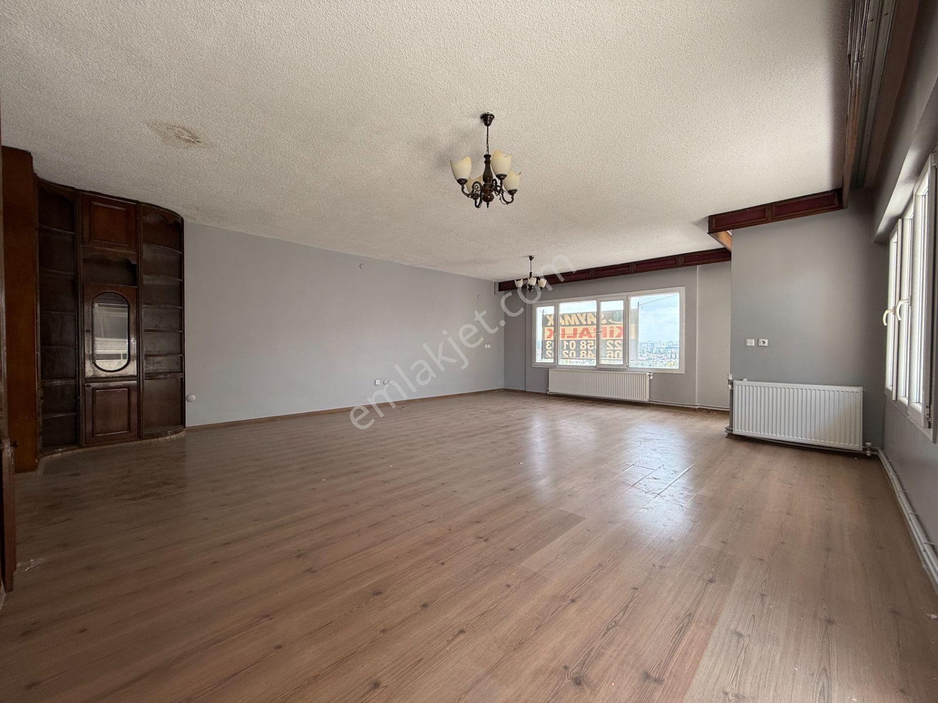 Atatürk Caddesinde 3+1+kiler 180 M2 Doğalgazlı Kiralık Daire - Görsel 3