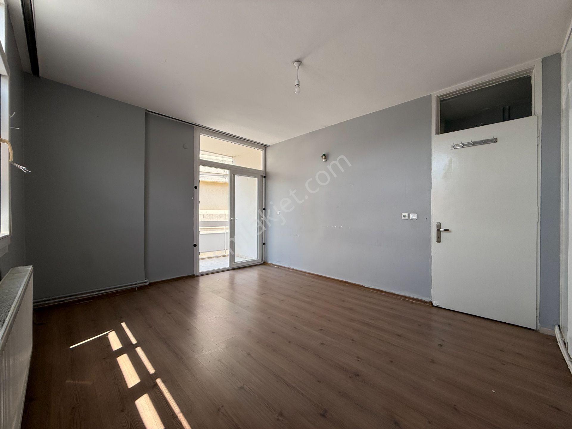 Atatürk Caddesinde 3+1+kiler 180 M2 Doğalgazlı Kiralık Daire - Görsel 16