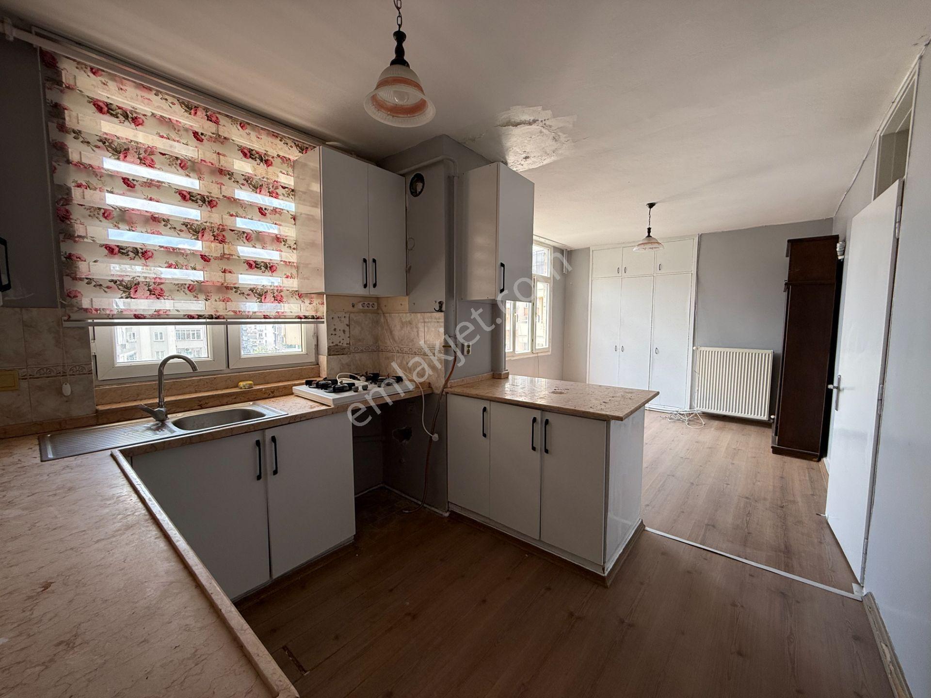Atatürk Caddesinde 3+1+kiler 180 M2 Doğalgazlı Kiralık Daire - Görsel 12