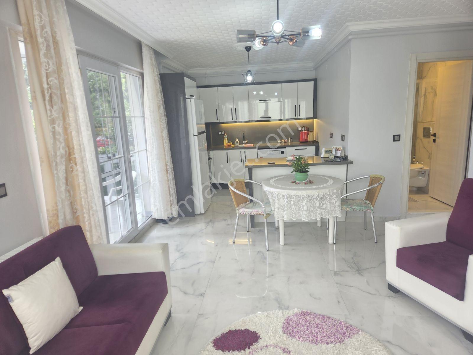 Yenifoça'nın Merkezinde Satılık Geniş Bahçe Katı 2.5 + 1 Daire - Görsel 14