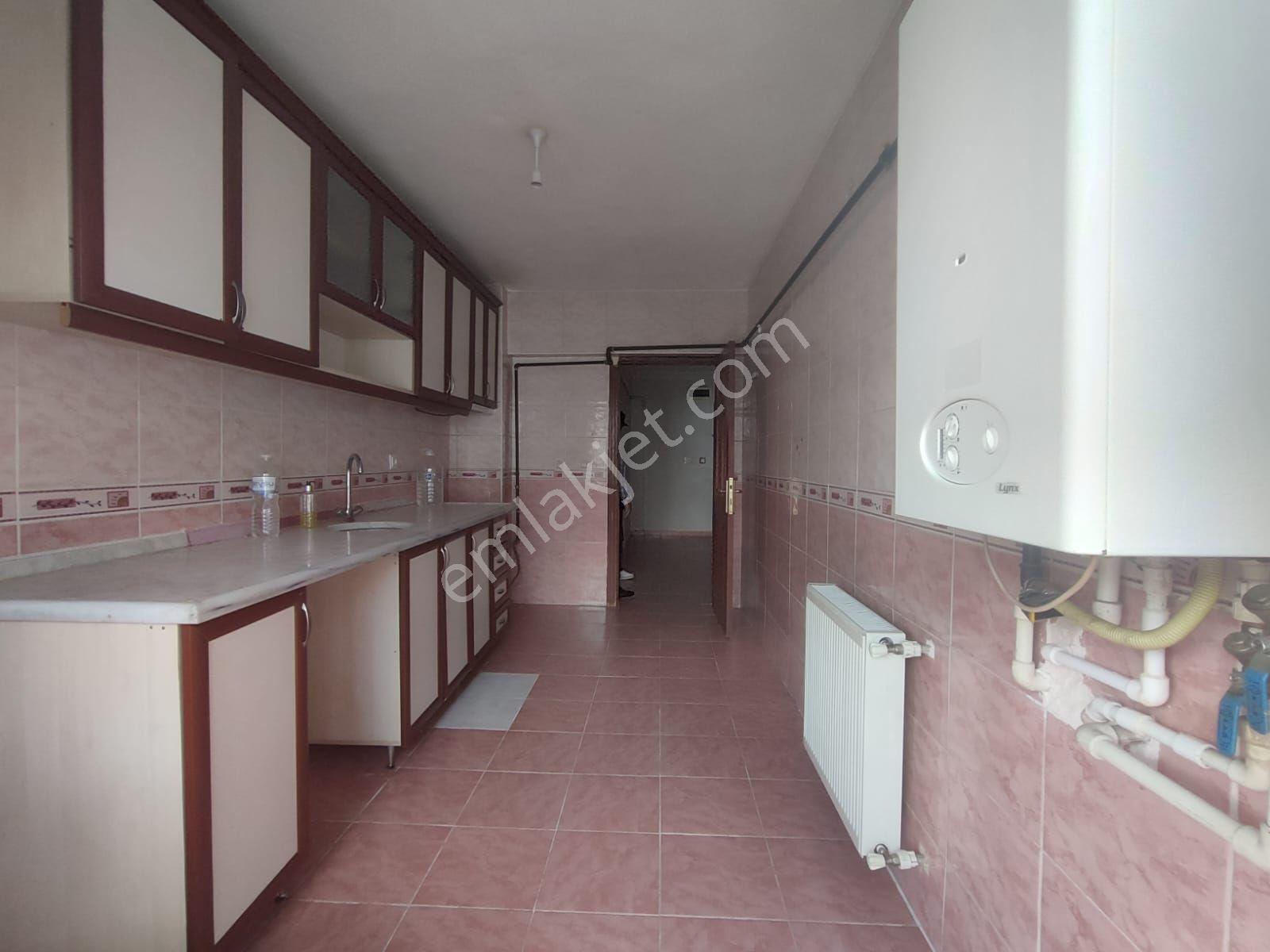 Ara Katta Asansörlü Oldukça Geniş 3+1 Ön Cephe Kiralık Daire - Görsel 16