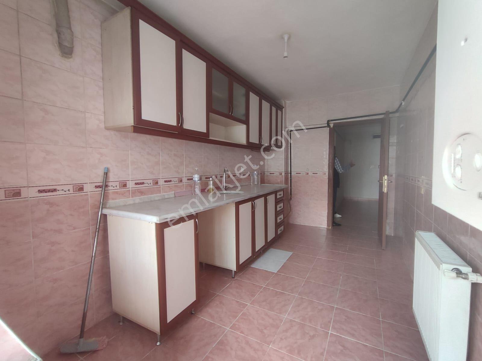 Ara Katta Asansörlü Oldukça Geniş 3+1 Ön Cephe Kiralık Daire - Görsel 17