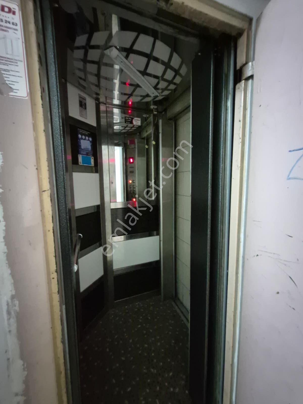 Afyon Üçok Emlaktan Cumhuriyet Mah 3+1 120m² Temiz Bakımlı Kiralık Daire - Görsel 3