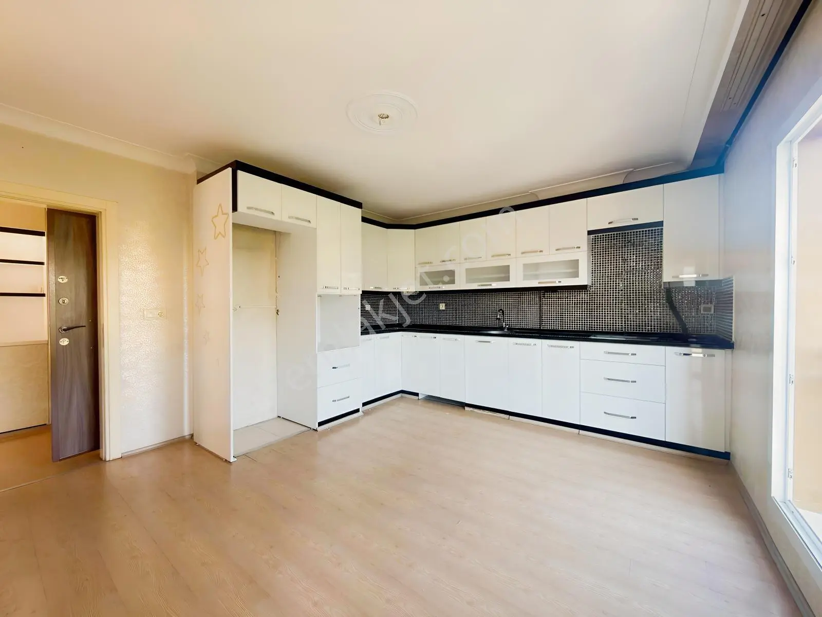 Nova'dan Kiralık Geniş Daire!!!