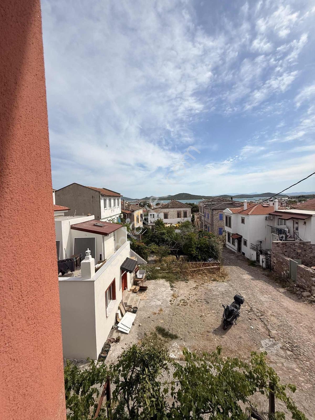 Ayvalık Cunda 3 Katlı Bahçeli Manzaralı Müstakil Ev - Görsel 22